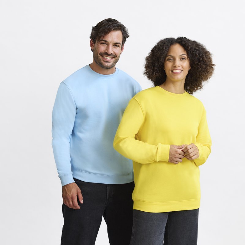 Sudaderas hoodie vs sin capucha para empresa: guía comparativa 2026